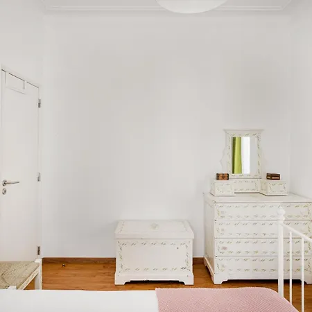 Apartment Curva Do 28, Alfama *